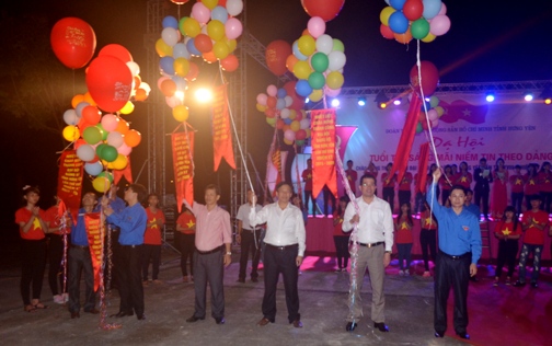 Các đồng chí đại biểu thả bong bay mang dòng chữ “nhiệt liệt chào mừng thành công Đại hội Đảng bộ tỉnh Hưng Yên lần thứ XVIII nhiệm kỳ 2015 – 2020” tạo không khí vui tươi, phấn khởi